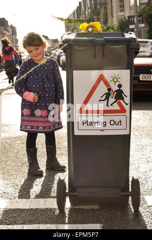 Sicher spielende Kinder in einem geschlossenen Straße in Bristol Verkehr im Rahmen des Projekts spielen heraus. Stockfoto