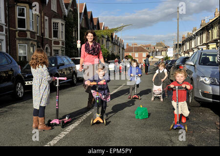 Sicher spielende Kinder in einem geschlossenen Straße in Bristol Verkehr im Rahmen des Projekts spielen heraus. Stockfoto