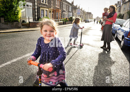 Sicher spielende Kinder in einem geschlossenen Straße in Bristol Verkehr im Rahmen des Projekts spielen heraus. Stockfoto