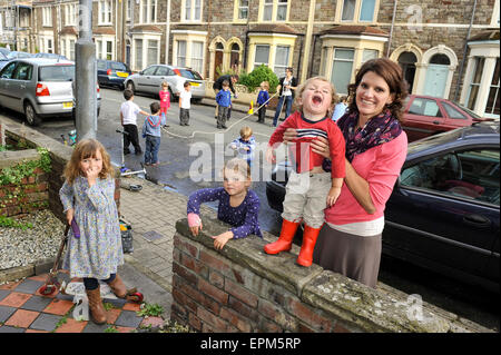 Sicher spielende Kinder in einem geschlossenen Straße in Bristol Verkehr im Rahmen des Projekts spielen heraus. Stockfoto