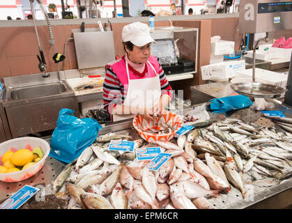 LOULE, PORTUGAL - APRIL 4: Frau Reinigung der Fisch für den Verkauf auf dem traditionellen portugiesischen Markt in Loulele am 4. April 201 Stockfoto