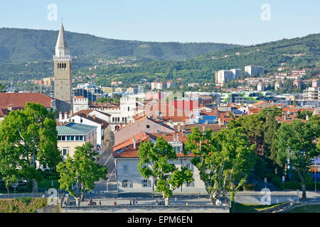 Die Stadt Koper mit Glockenturm der Kathedrale der Hl. Maria Himmelfahrt steigen über Tito Platz mit Hügeln über Slowenien, Istrien, Stockfoto