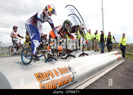 Internationale BMX Bike teams Praxis Rennen beginnt an der Gravesend Cyclopark Stockfoto