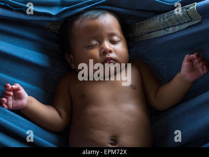 Panama, Provinz Darien, Bajo Chiquito, Embera Stamm Baby schlafen In einer Hängematte Stockfoto