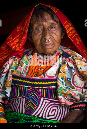 Panama, San Blas Inseln, Mamitupu, Portrait einer alten Stamm der Kuna-Frau Stockfoto