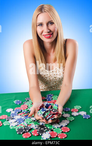 Frau im Kasino-Spielkarten Stockfoto