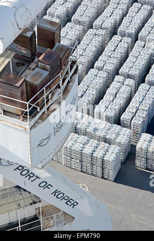 Hafen Koper Blick vom Dock Kran Blick hinunter auf Stapel von Aluminium-Barren am Kai wartet auf Laden Stockfoto