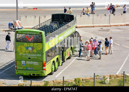 Double Decker open top tour bus auf Kai am Hafen von Koper in Slowenien Passagiere sammeln von kreuzfahrtschiff Istrischen Halbinsel geparkt Stockfoto