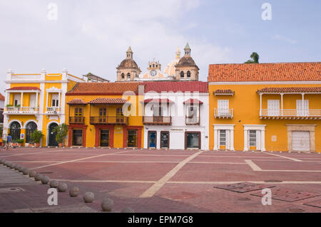 Farbenfrohe Gebäude auf der Plaza de Aduana (Custom Square) in Cartagena, Kolumbien, Südamerika Stockfoto