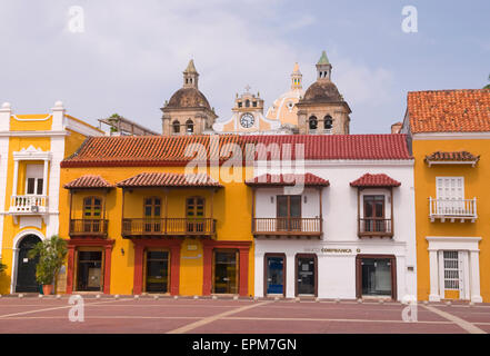 Farbenfrohe Gebäude auf der Plaza de Aduana (Custom Square) in Cartagena, Kolumbien, Südamerika Stockfoto