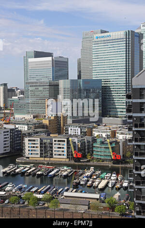 Londons Canary Wharf Bezirk betrachtet aus dem Osten zeigen traditionelle schmale Boote vertäut im Poplar Dock im Vordergrund Stockfoto