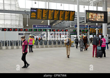 London Bridge Station Abreise board und Fahrkarte Barriere gesehen nach Abschluss der Teil des Major Upgrade Projekt London England Großbritannien Stockfoto