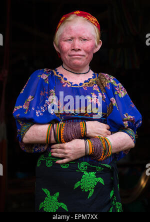 Panama, San Blas Inseln, Mamitupu, Porträt einer Albino-Stamm der Kuna-Frau Stockfoto