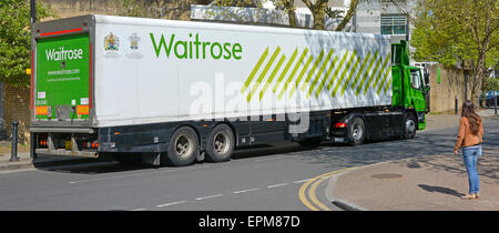 Waitrose Sattelzug Lieferung LKW & Anhänger warten in Wohnstraße in der Nähe von Ladeneingang Wapping Tower Hamlets East End of London England UK Stockfoto