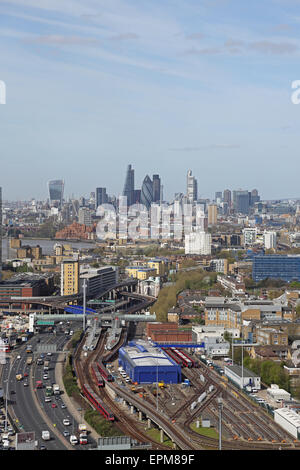 Grobe Sicht auf die City of London aus dem Osten zeigt Pappel DLR-Bahnhof und Zug-Depot + der Aspen Weg Schnellstraße Stockfoto