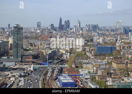 Grobe Sicht auf die City of London aus dem Osten zeigt Pappel DLR-Bahnhof und der Schnellstraße Aspen Way Stockfoto