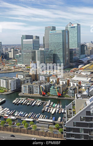 Londons Canary Wharf Bezirk betrachtet aus dem Osten zeigen traditionelle schmale Boote vertäut im Poplar Dock im Vordergrund Stockfoto