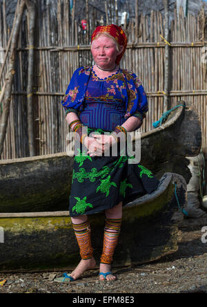 Panama, San Blas Inseln, Mamitupu, Porträt einer Albino-Stamm der Kuna-Frau Stockfoto