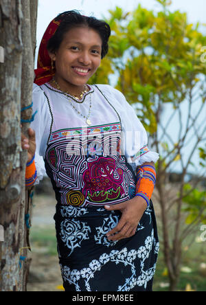 Panama, San Blas Inseln, Mamitupu, Portrait einer jungen Kuna Indianerin Stockfoto