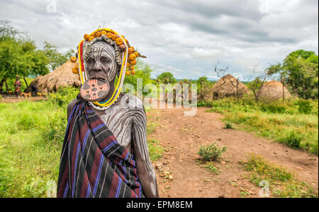 Frau aus dem afrikanischen Stamm Mursi mit großen Mundlochplatte in ihrem Dorf. Stockfoto