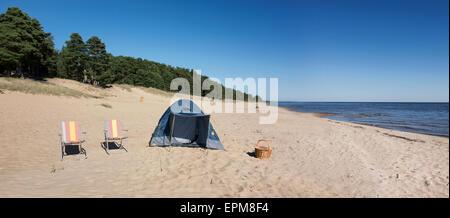 Estland, zwei Klappstühle und ein Zelt auf Kauksi Strand am Peipussee Stockfoto