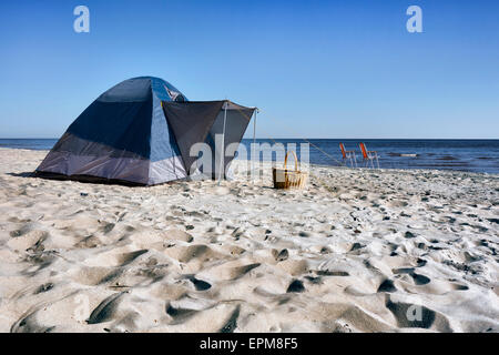 Estland, zwei Klappstühle, Weidenkorb und einem Zelt am Strand von Kauksi Peipussee Stockfoto