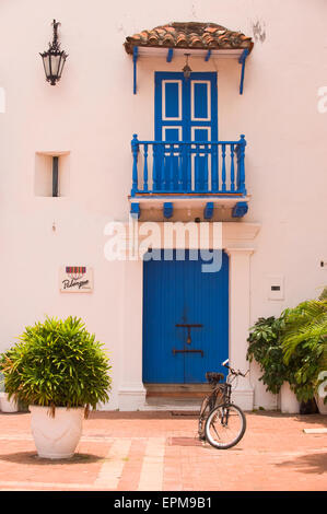 Bunte (bunte) Türen und Balkon in Plaza San Pedro Claver, Cartagena, Kolumbien, Südamerika Stockfoto