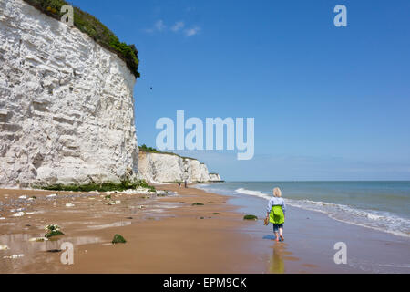 Frau zu Fuß am Strand Klippe weiße Kreide Stockfoto