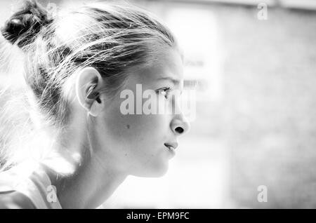 Porträt eines Mädchens, gedreht im Freien in natürlichem Licht Stockfoto