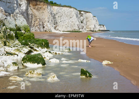 Frau zu Fuß am Strand Klippe weiße Kreide Stockfoto