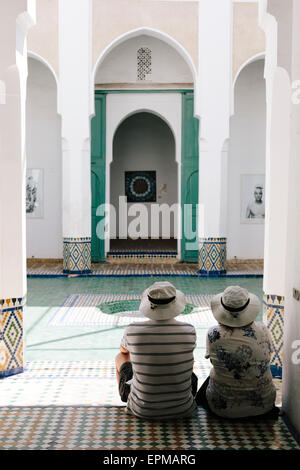 A paar Touristen, die Ruhe in einem Innenhof des Musee de Marrakesch im Ruhestand und die Umgebung zu genießen. Stockfoto