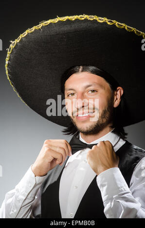 Mexikanische Mann trägt Sombrero isoliert auf weiss Stockfoto