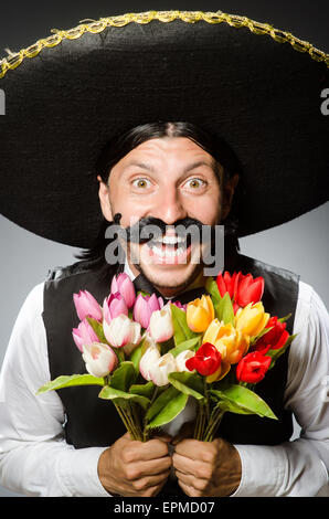 Mexikanische Mann trägt Sombrero isoliert auf weiss Stockfoto