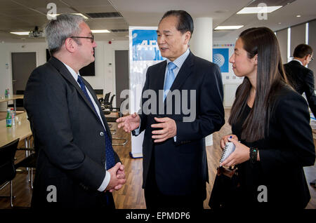 Paris, Frankreich. 19. Mai 2015. Xinhua News Agency President Cai Mingzhao (C) trifft sich mit Chairman und CEO von Agence France-Presse (AFP) Emmanuel Hoog (L) in Paris, Frankreich, am 19. Mai 2015. © Chen Xiaowei/Xinhua/Alamy Live-Nachrichten Stockfoto