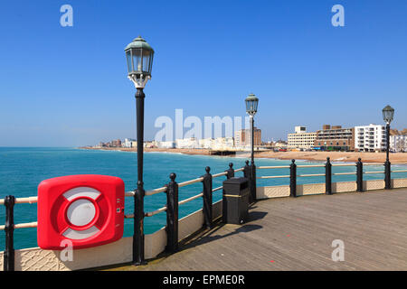 Rettungsring Kabinett und Lichter auf Worthing Pier bei Tageslicht Stockfoto