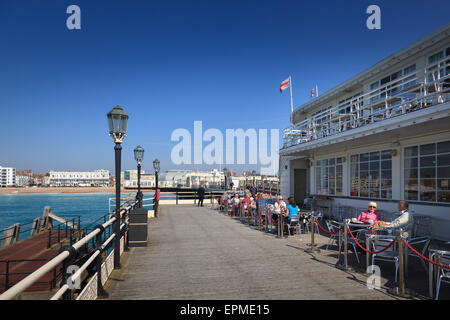 Kunden an Tischen im freien Worthing Pier südlichen Pavillon Cafe Stockfoto