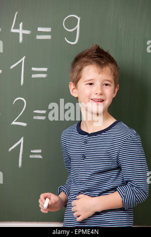 Schüler an der Tafel mit arithmetischen Problemen Stockfoto