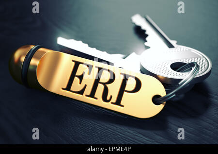 ERP - Enterprise Resource Planning - Konzept. Tasten mit goldenen Schlüsselanhänger auf schwarzer Holztisch. Nahaufnahme, Tiefenschärfe, 3D Stockfoto