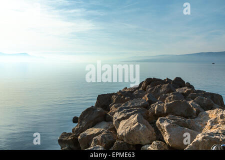 Felsen im Meer Stockfoto