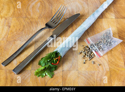 Humoristische Darstellung eines Hanfs inspiriert Essen mit Hanf-Samen, Koriander, Rizlas. Stockfoto