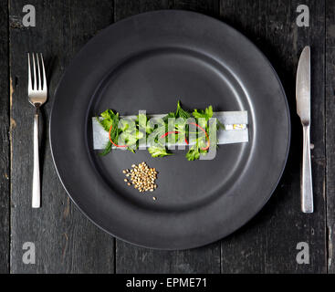 Humoristische Darstellung eines Hanfs inspiriert Essen mit Hanf-Samen, Koriander, Rizlas. Stockfoto