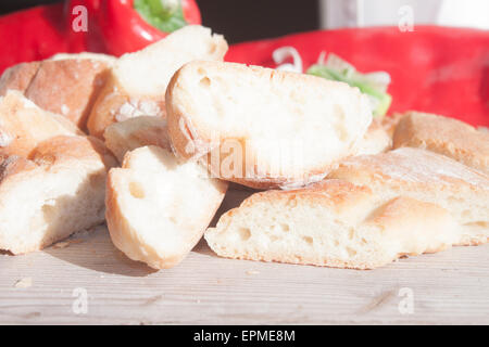 Ein Haufen von Baguette-Scheibe vor rotem Pfeffer Stockfoto