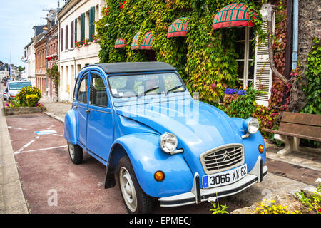 blaues Citroën 2CV Auto parkten außerhalb auf der Straße, französischen Dorf, Frankreich, Europa Stockfoto