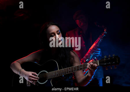 Gitarre und Saxophon Stockfoto