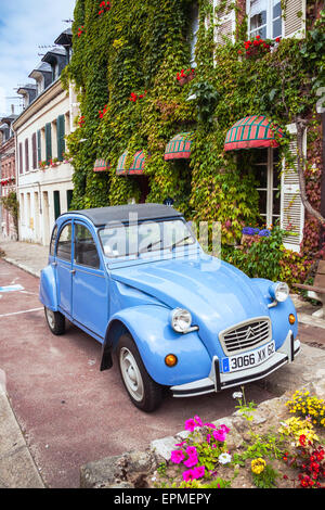 blaue Citroën 2CV Auto draußen auf der Straße, Rench Dorf, Frankreich, Europa Stockfoto