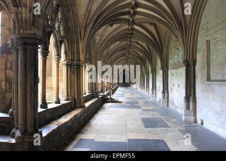 Die Klöster in Norwich Cathedral, Kalkstein gebaut, Norwich, Norfolk, Großbritannien Stockfoto