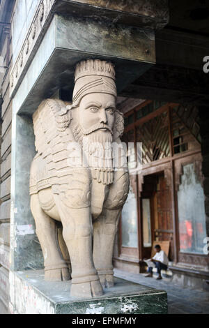 Geflügelte Ochsen/Bull geformt in Persepolis /Iranian Stil am Eingang zum Tempel der Parsee Feuer / zoroastrischen Glaubens an D.N Road, Mumbai. Kastellareal von Mumbai / Bombay, Indien Wirtschaftsmetropole und Hauptstadt des Bundesstaates Maharashtra, Indien, Asien. Stockfoto