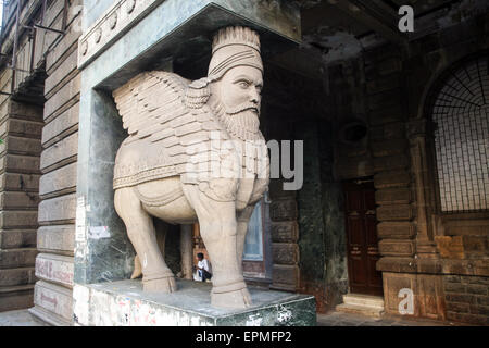 Geflügelte Ochsen/Bull geformt in Persepolis /Iranian Stil am Eingang zum Tempel der Parsee Feuer / zoroastrischen Glaubens D.N unterwegs Stockfoto