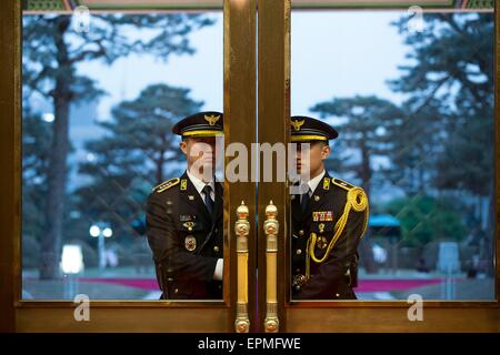 Koreanische Ehrengarde bereiten Sie zum Öffnen der Tür für Präsident Barack Obama und President Park Geun-Hye, für einen Spaziergang in den kleinen Garten im Blue House Blue House 25. April 2104 in Seoul, Südkorea beenden. Stockfoto