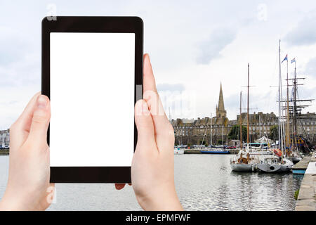 Konzept - Tourist Foto Blick Saint-Malo befestigte Hafenstadt in der Bretagne, Frankreich auf Tablet-pc mit ausgeschnittenen Bildschirm mit b zu reisen Stockfoto
